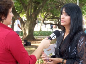 Ceclia Chaves d entrevista sobre referendo popular para a Rede Globo